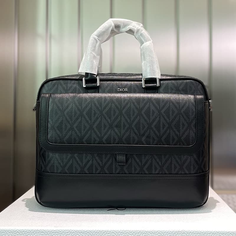 디올 힛 더 로드 브리프케이스