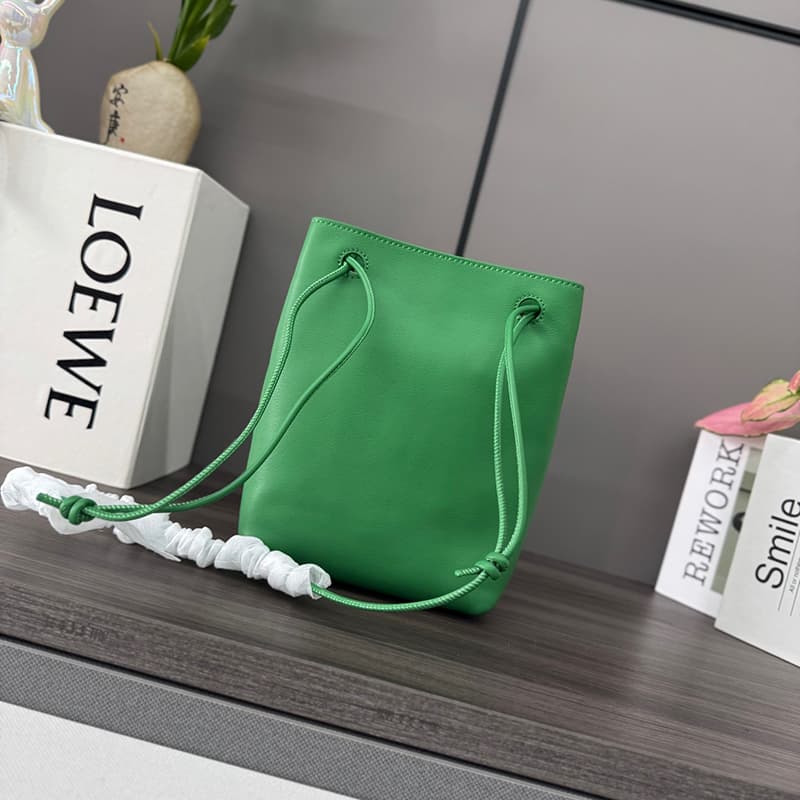 로에베 페블 버킷백