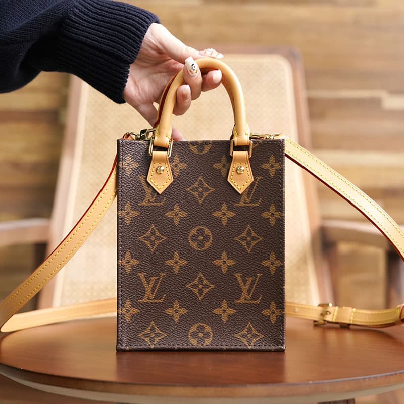 루이비통 쁘띠 삭 플라 M81295