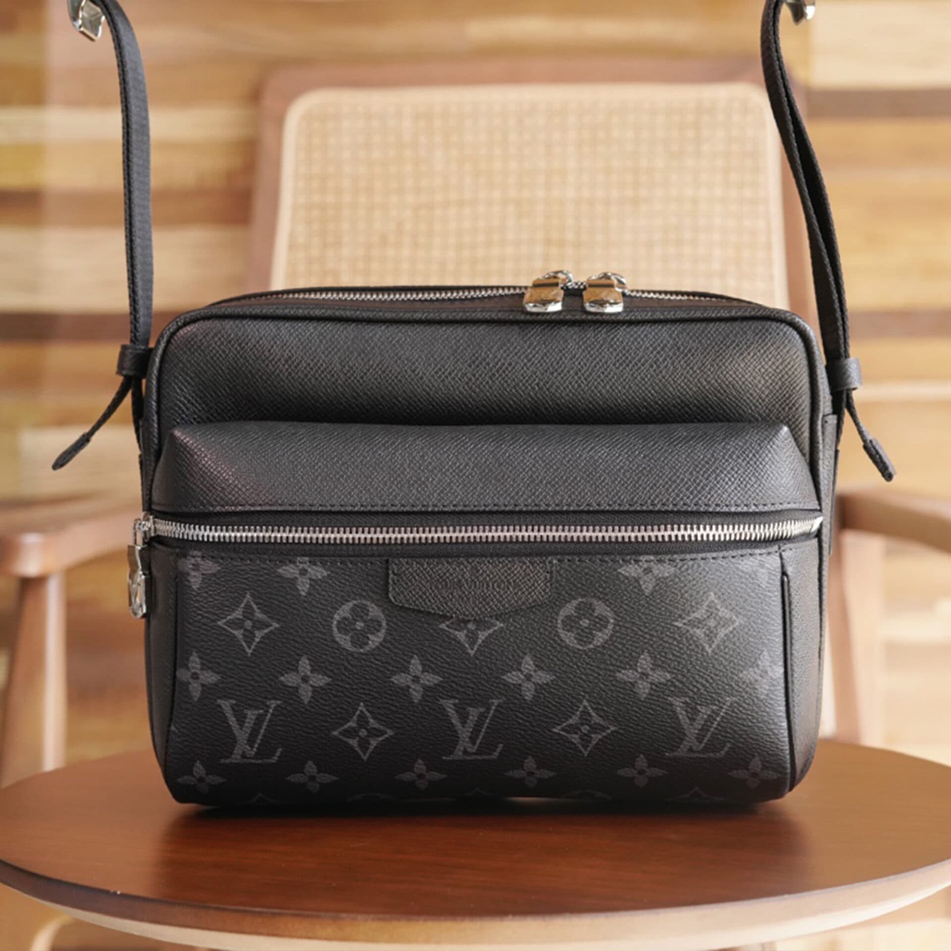 루이비통 아웃도어 모노그램 메신저 크로스백 M30233