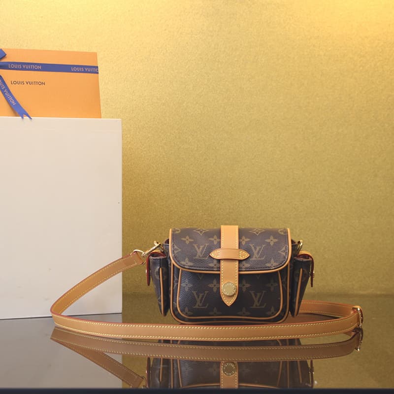 루이비통 카고 웨어러블 월릿 모노그램 M14742