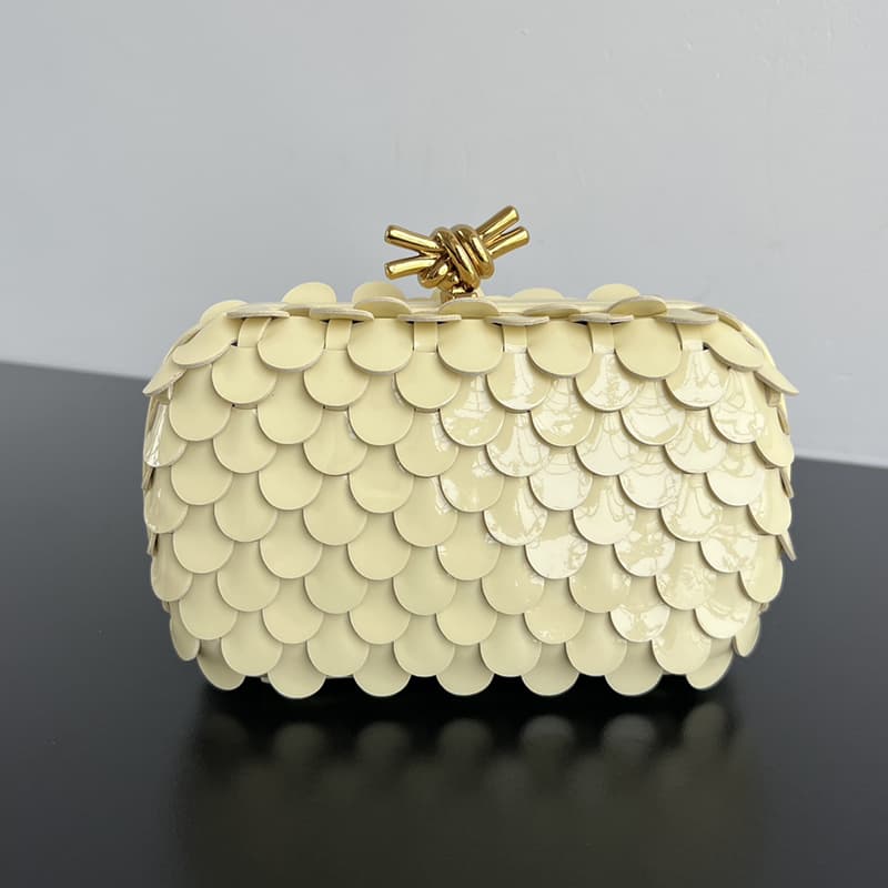 보테가베네타 놋 클러치 795095