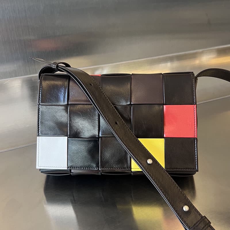 보테가베네타 카세트백 667298