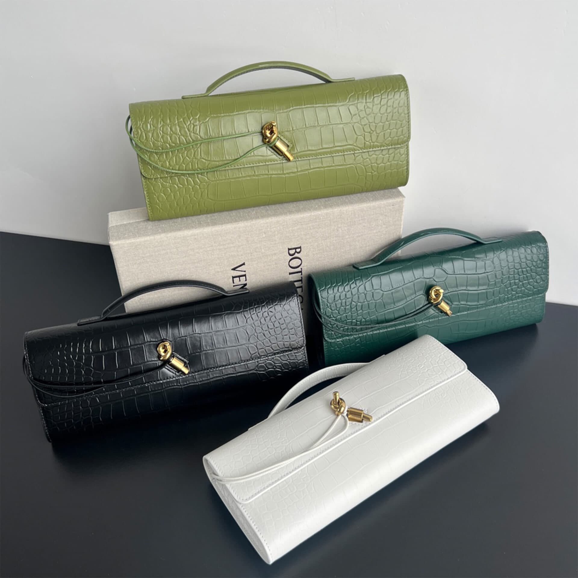 보테가베네타 크로커다일 롱 핸들 클러치 백 31*13*3CM “4COLOR”