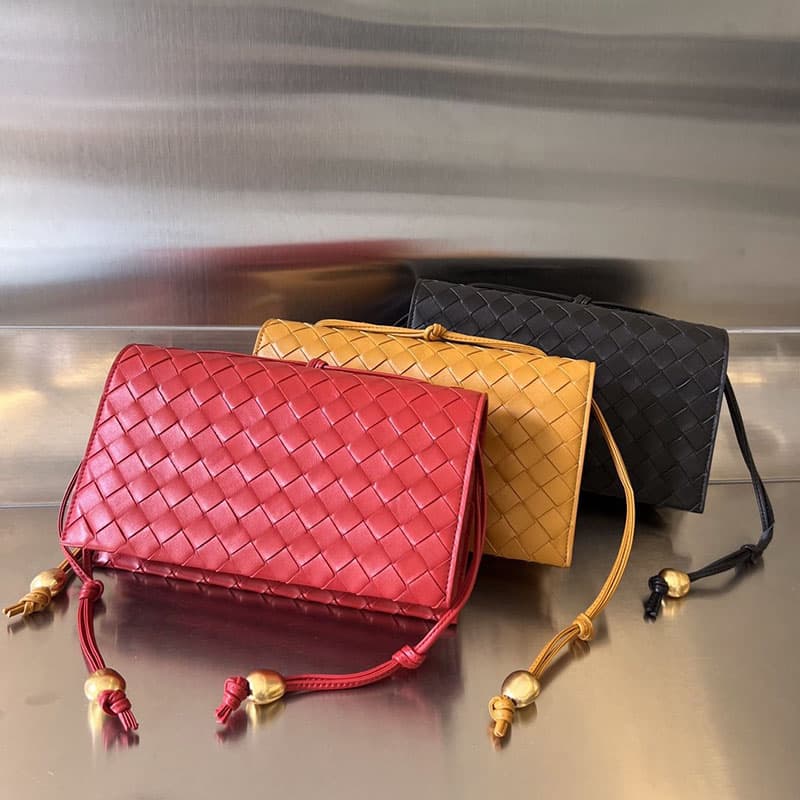 보테가베네타 트리오 파우치 온 스트랩