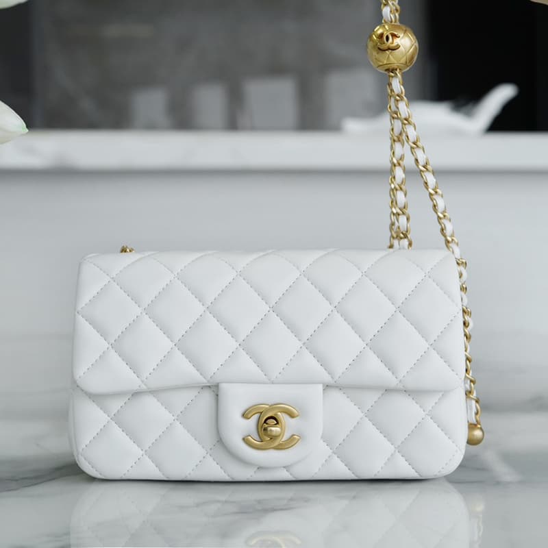 샤넬 클래식 골든볼 플랩 뉴미니 화이트