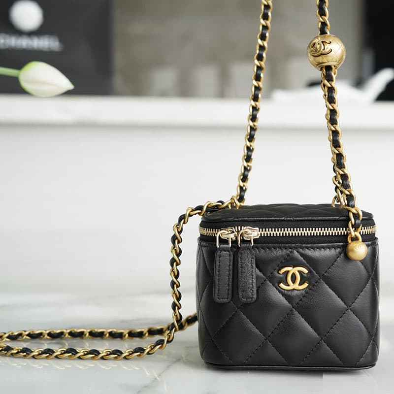샤넬 22B 베니티 골드볼 미니 백 골드메탈 블랙