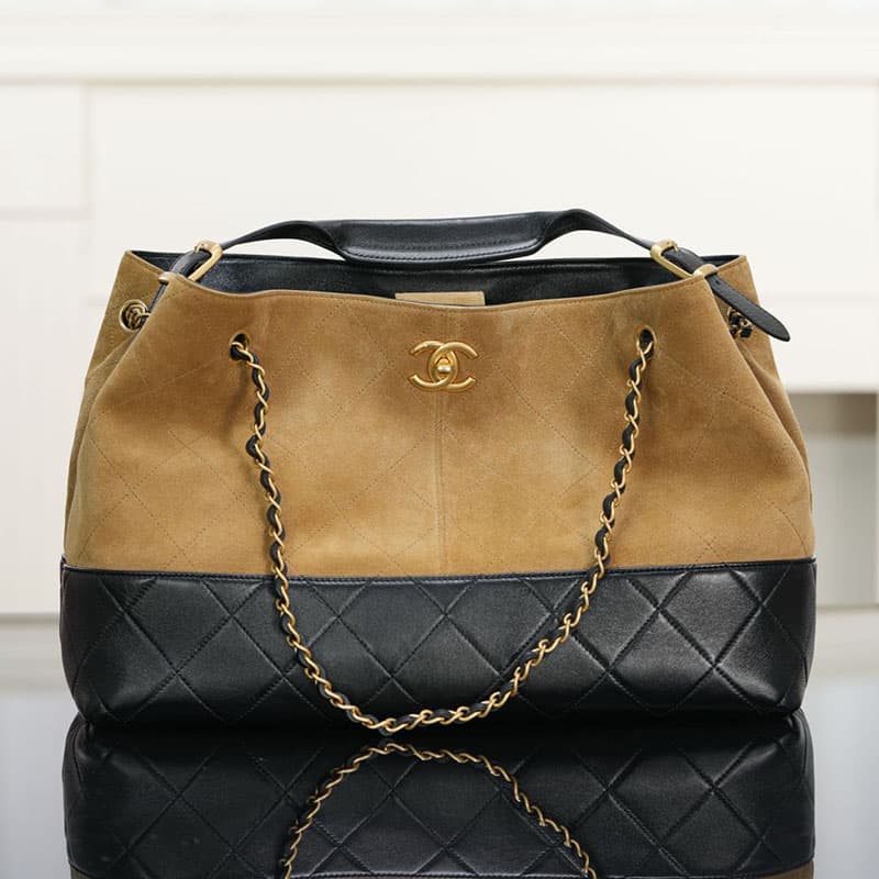 샤넬 25A 라지 쇼핑백 스웨이드 골드 메탈