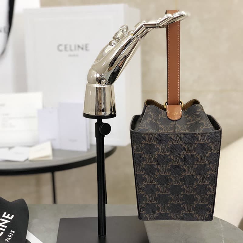 셀린느 트리오페 스트랩 박스백 트리옹프 캔버스 탄 197142