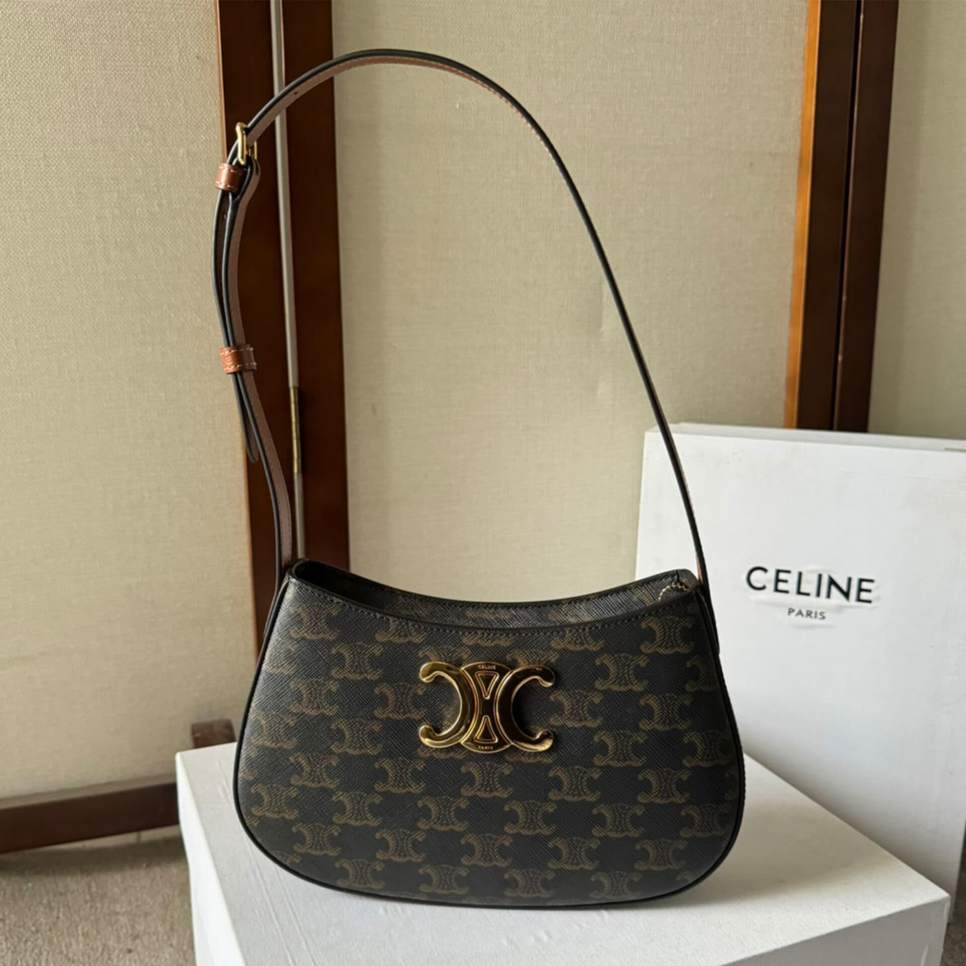 셀린느 트리옹프 캔버스 미디엄 틸리 백 22*13.5*4CM