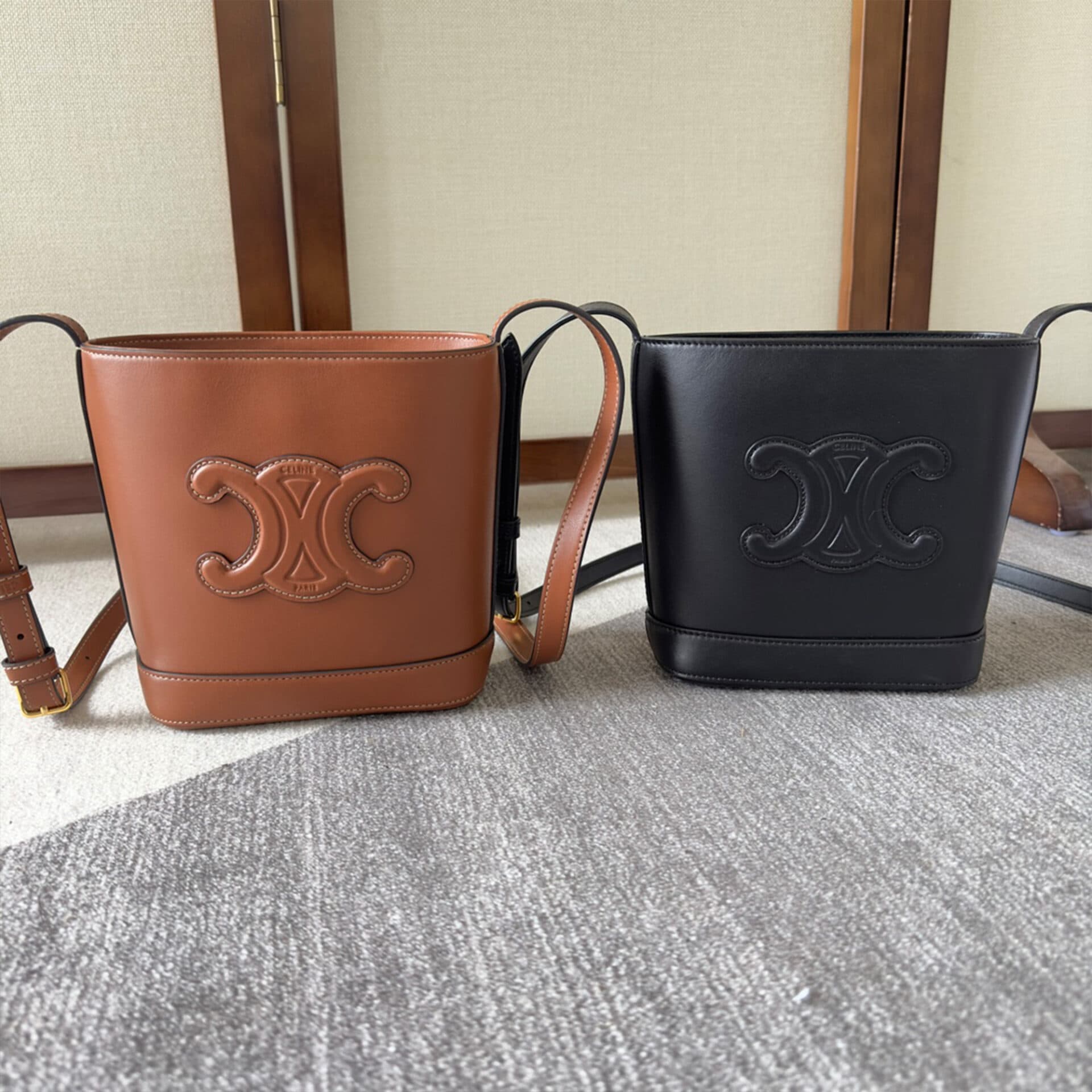 셀린 퀴르 트리옹프 스몰 버킷 크로스백 19.5*16*7CM “2COLOR”