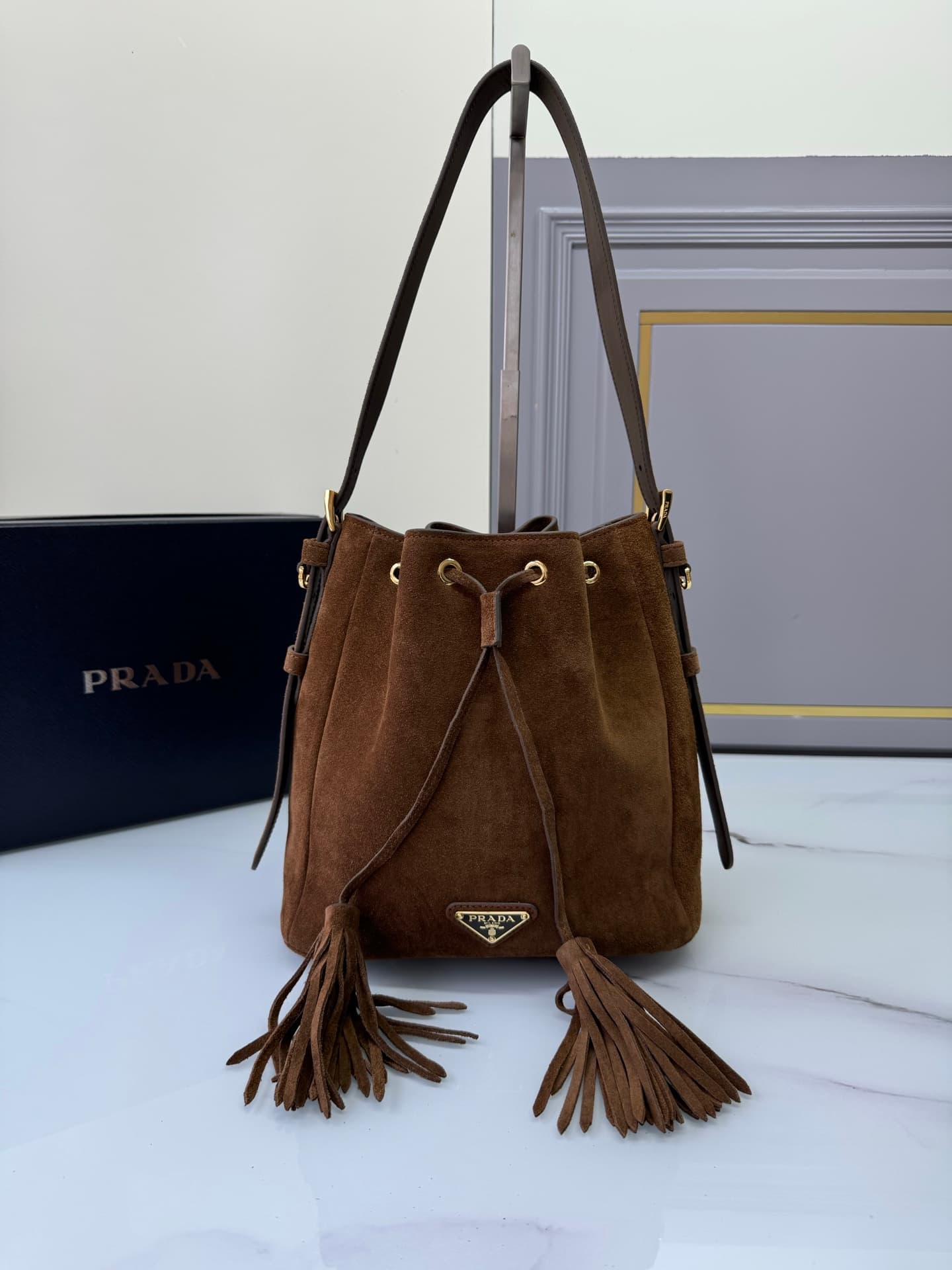 프라다 스웨이드 버킷백