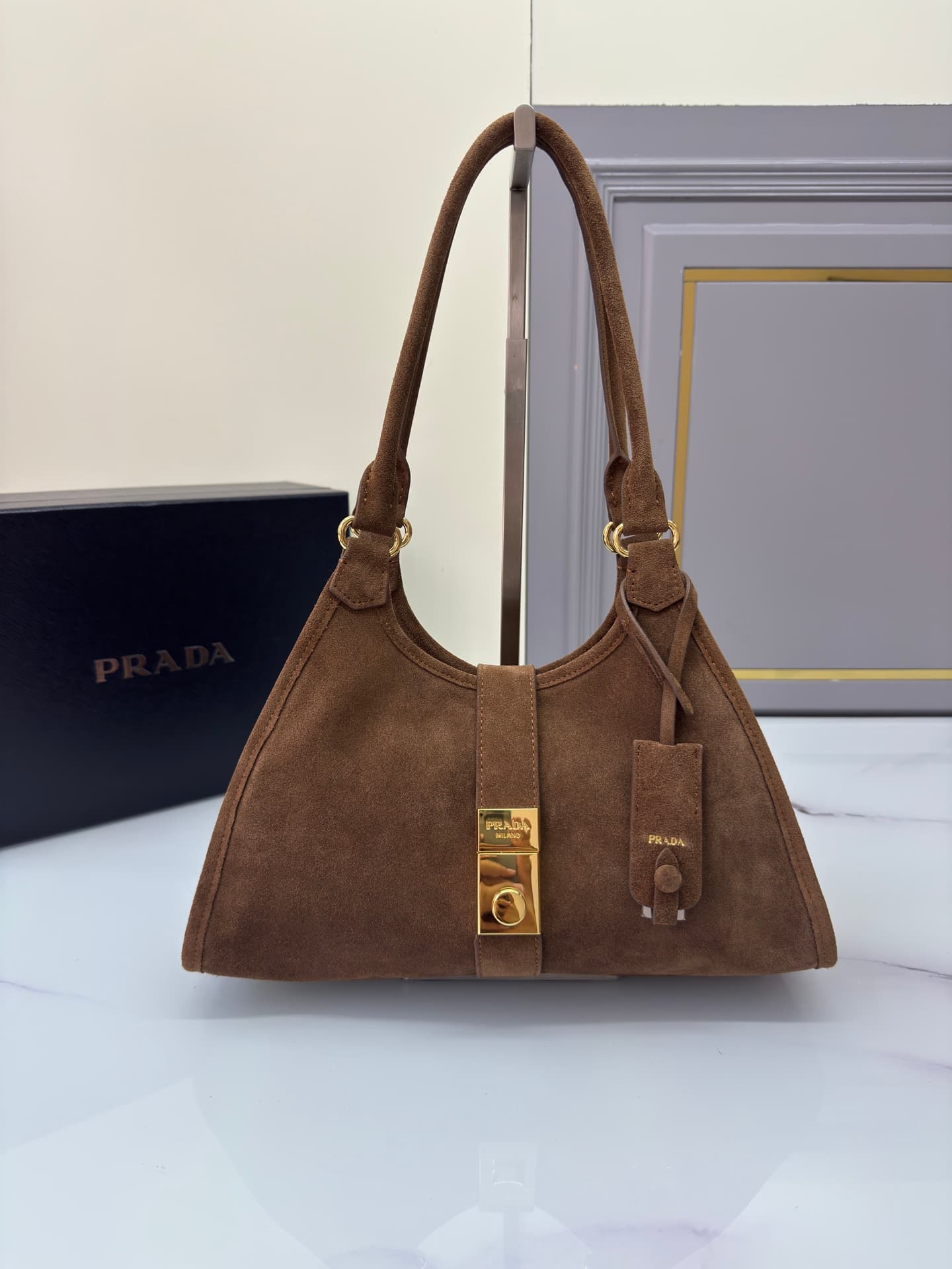 프라다 스웨이드 토트백