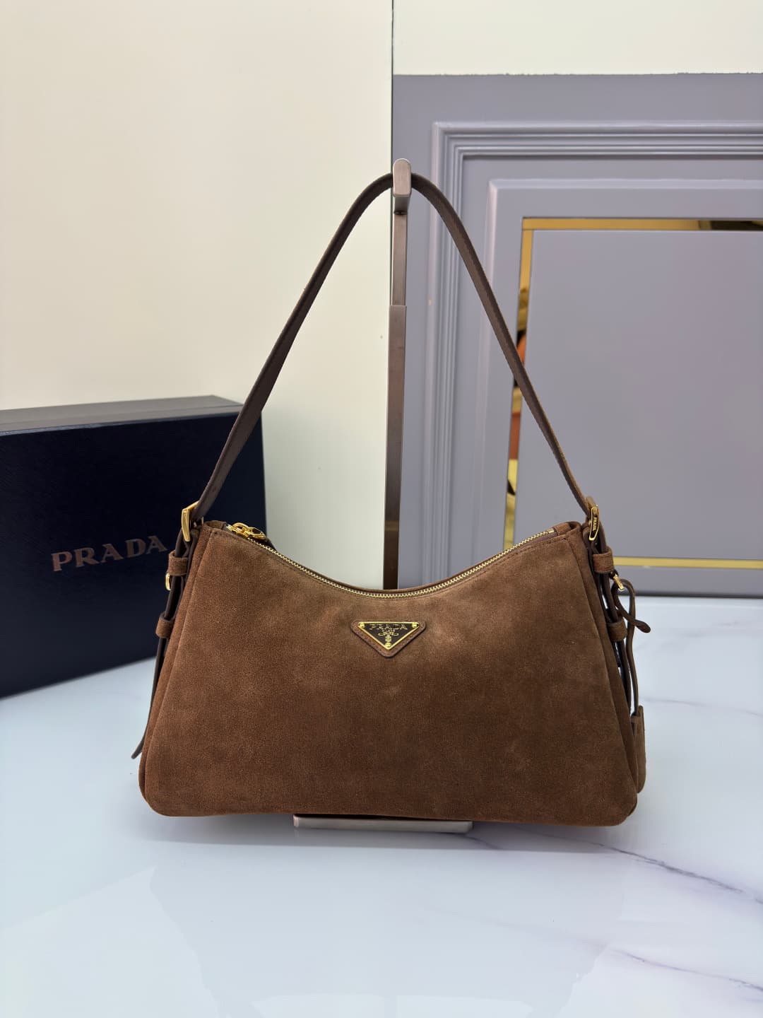 프라다 에메 미디움 스웨이드 숄더 토트백