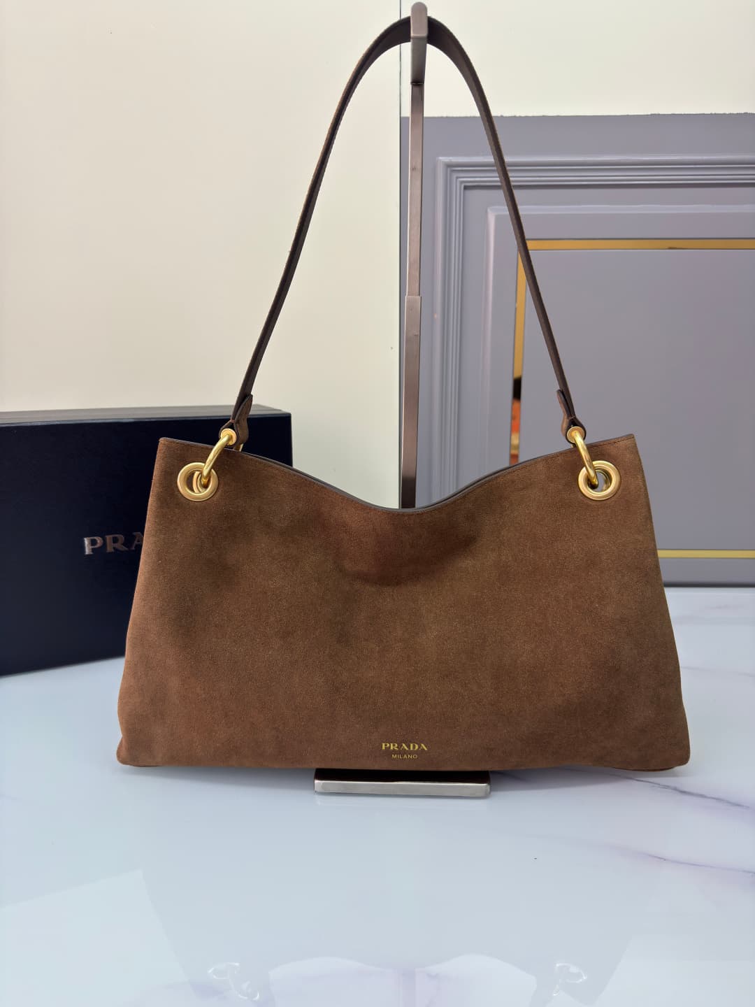 프라다 에튀드 라지 스웨이드 숄더백