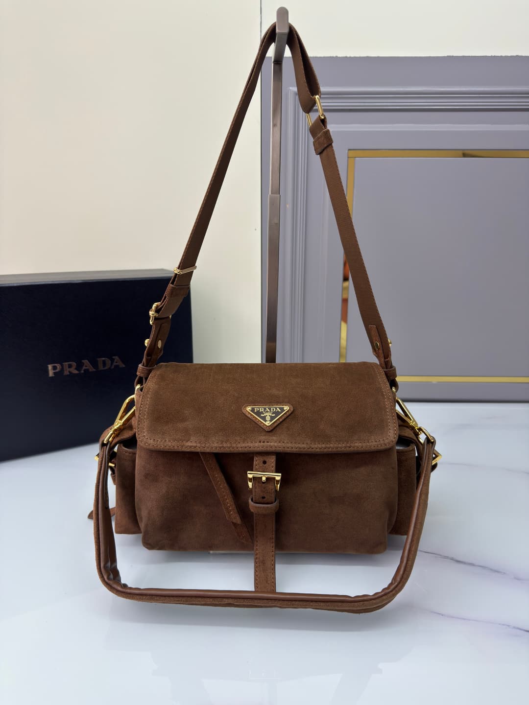 프라다 익스플로어 미디움 스웨이드 숄더백