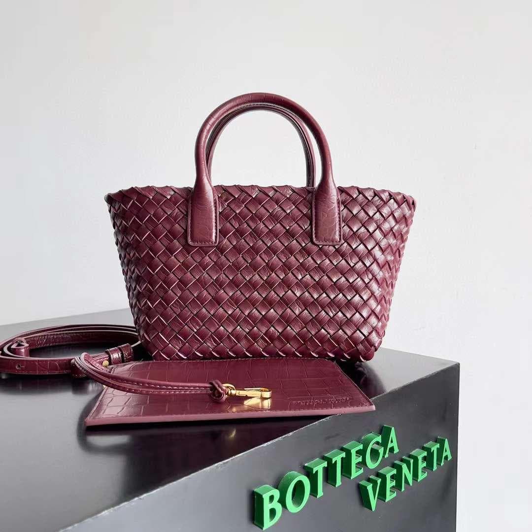 Bottega Veneta Cava Crocodile