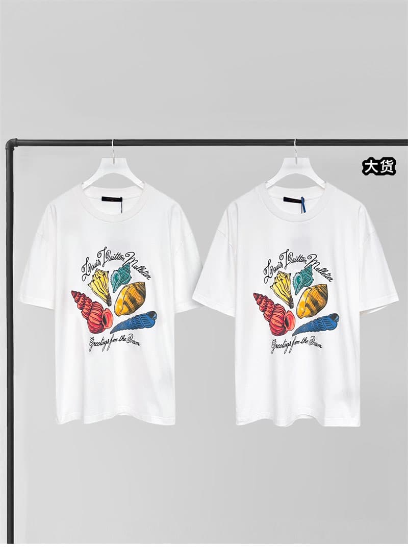 루이비통 로고 프린트 티셔츠 1AFR49