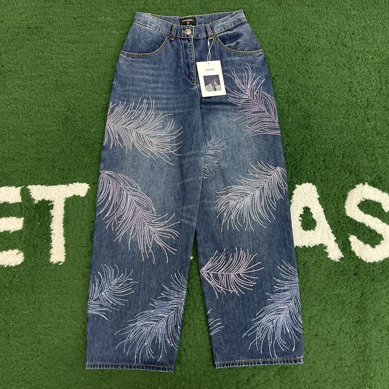 샤넬 25SS 시폰 케이프 페더 모티프 자수 데님 진