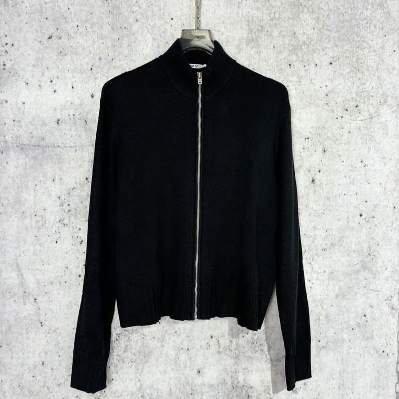 아크네 24SS 백로고 울 집업 가디건