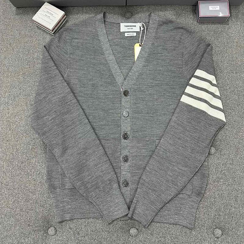 톰브라운 사선완장 4-Bar 메리노 v넥 가디건