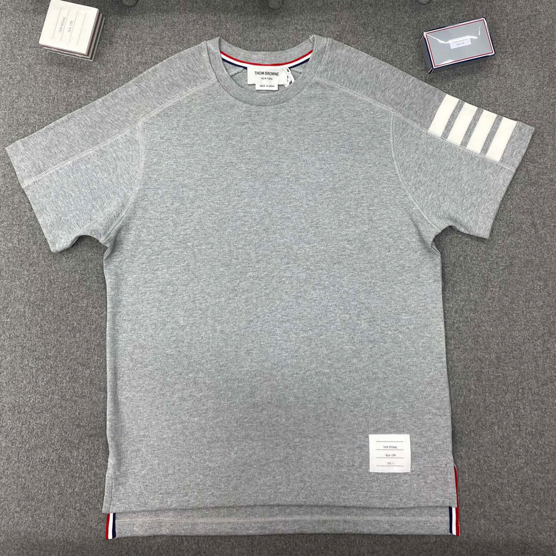 톰브라운 사선 슬리브 반팔 티셔츠 그레이