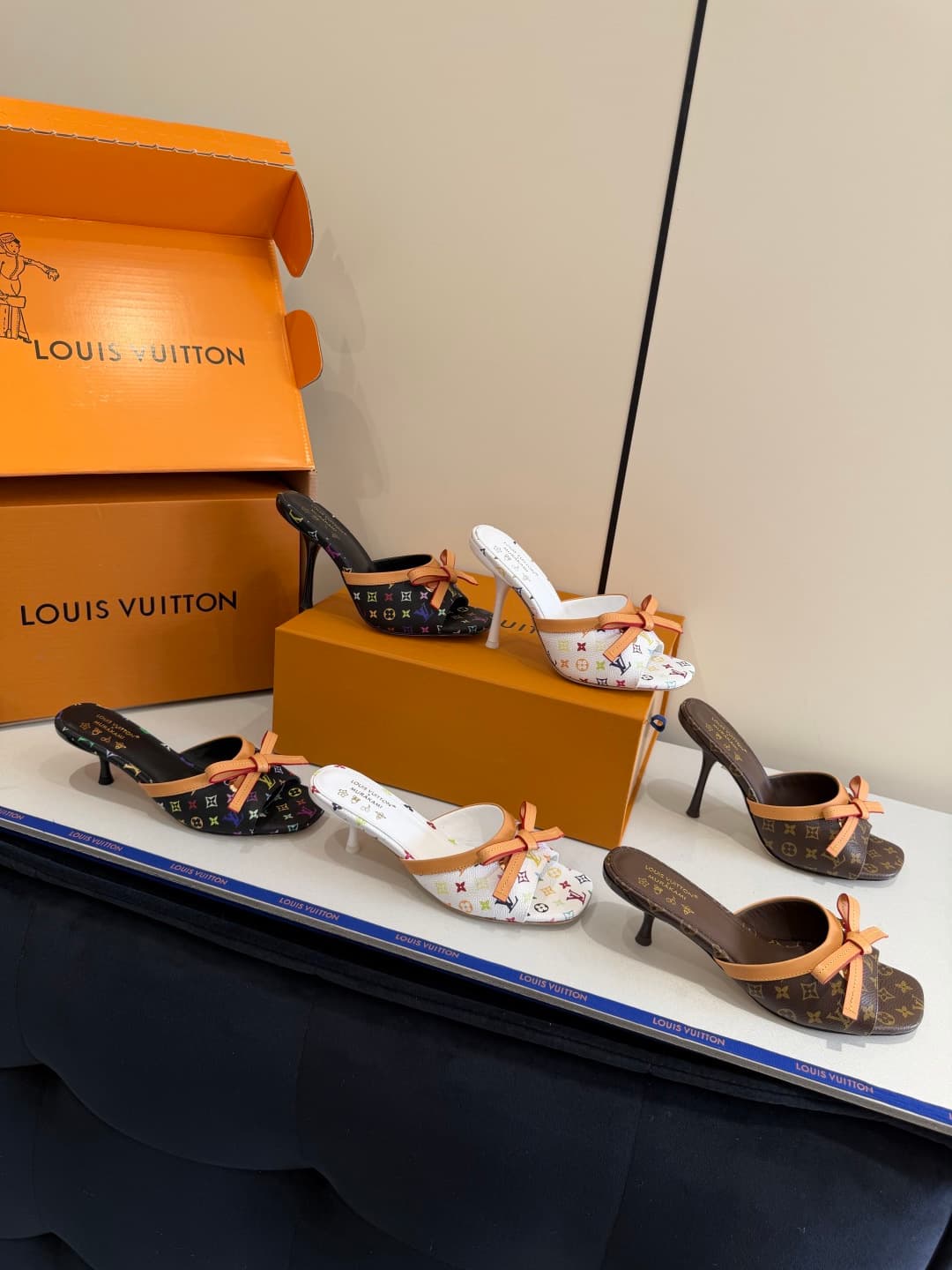 루이비통 모노그램 멀티컬러 보우 뮬 샌들