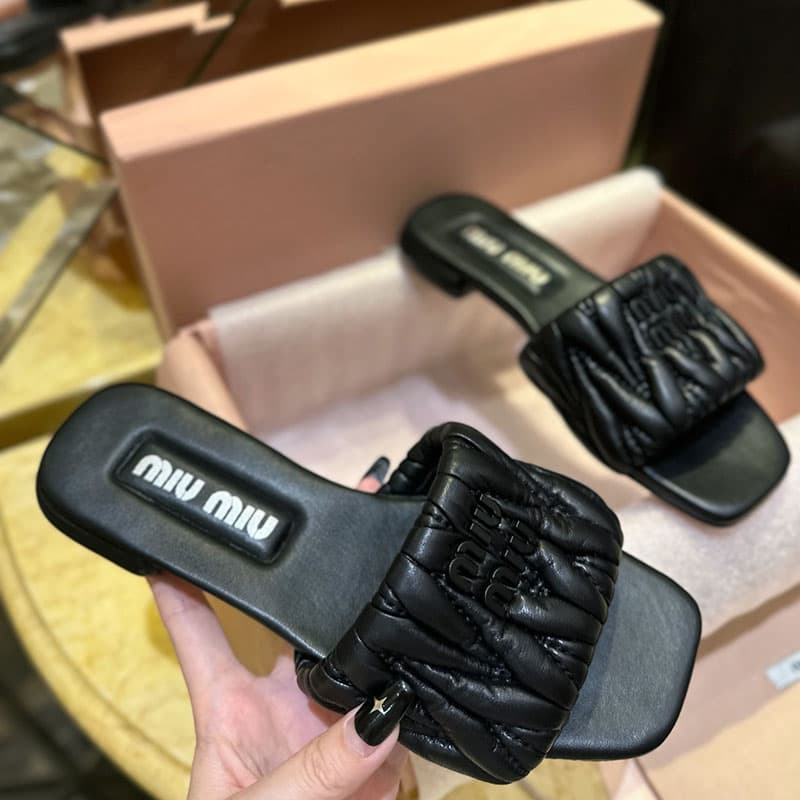 미우미우 23SS 마틀라세 나파 가죽 슬라이드 슬리퍼