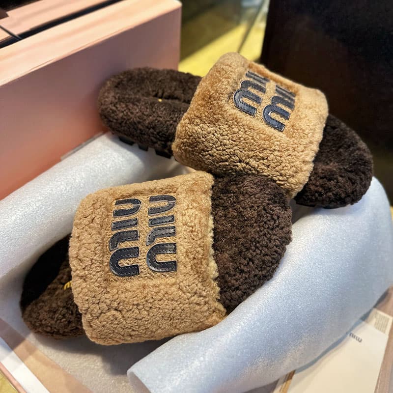 미우미우 24FW 테디 양털 뮬 슬리퍼