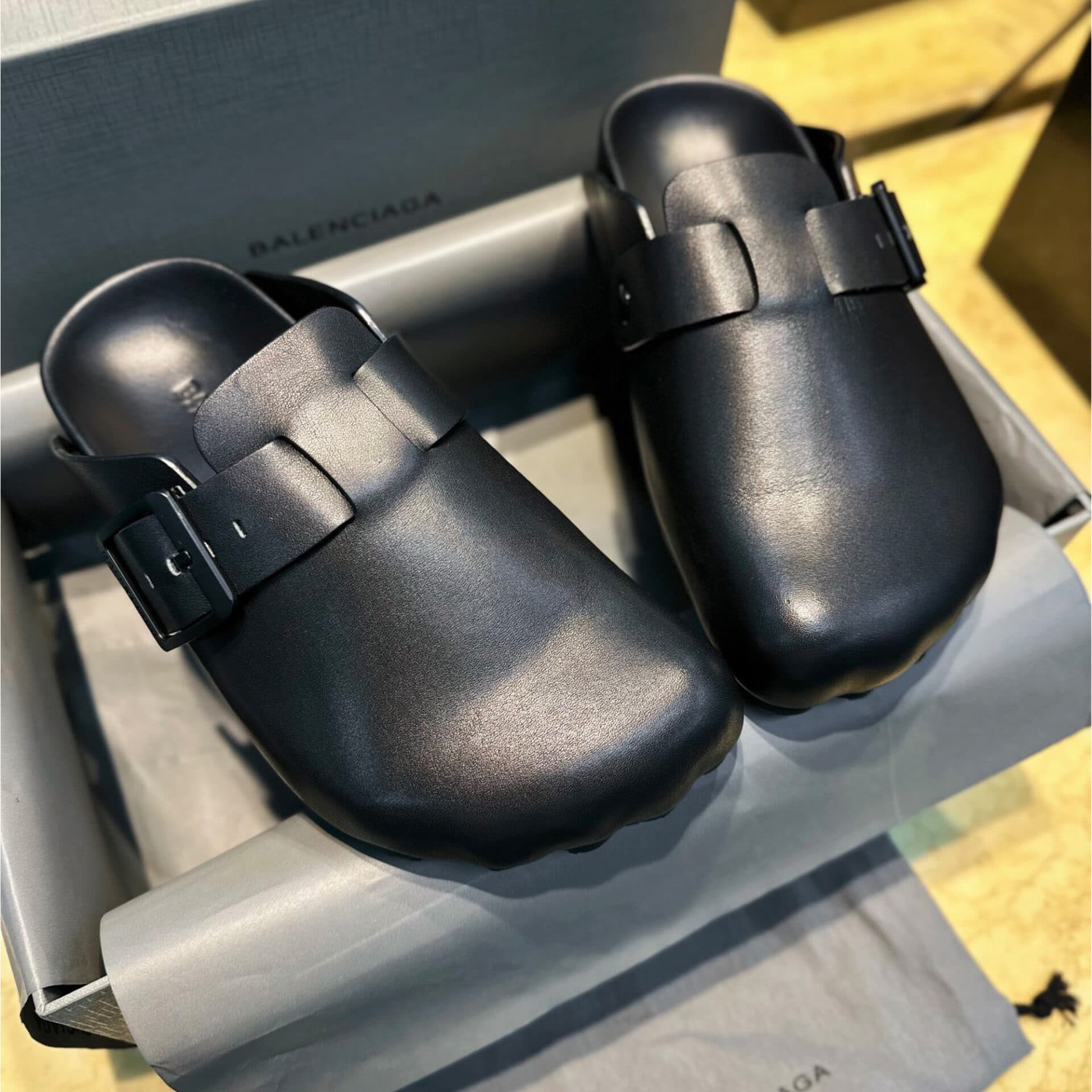 발렌시아가 블랙 매트 카프스킨 맨 썬데이 뮬 “39SIZE – 44SIZE”