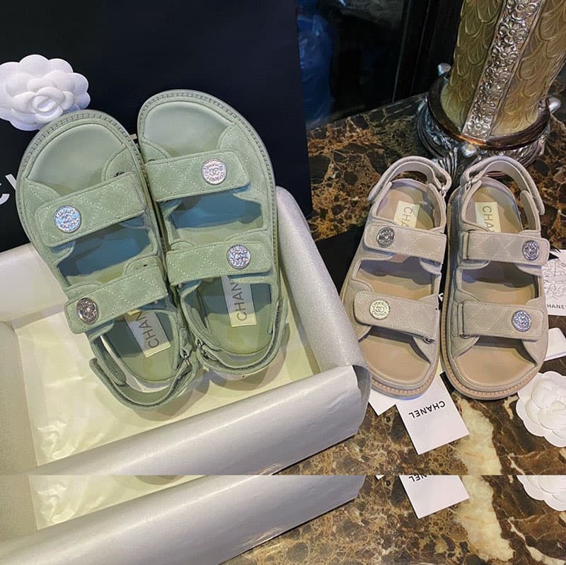 샤넬 22s 벨크로 버튼 로고 스트랩 샌들