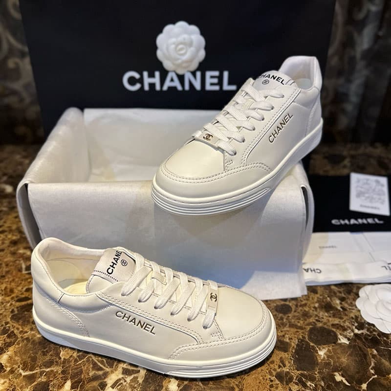 샤넬 23A 로고 레터링 테니스 스니커즈