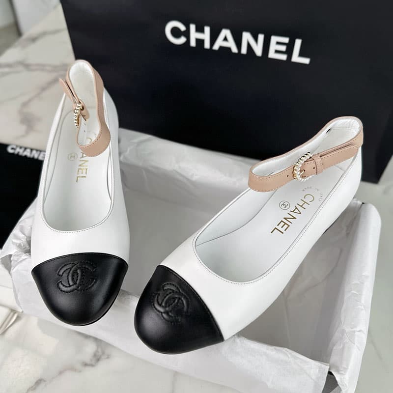샤넬 23A 발레리나 스트랩 플랫 슈즈 화이트