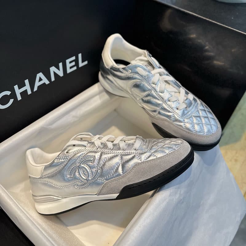 샤넬 24A 라미네이티드 퀼팅 실버 스니커즈
