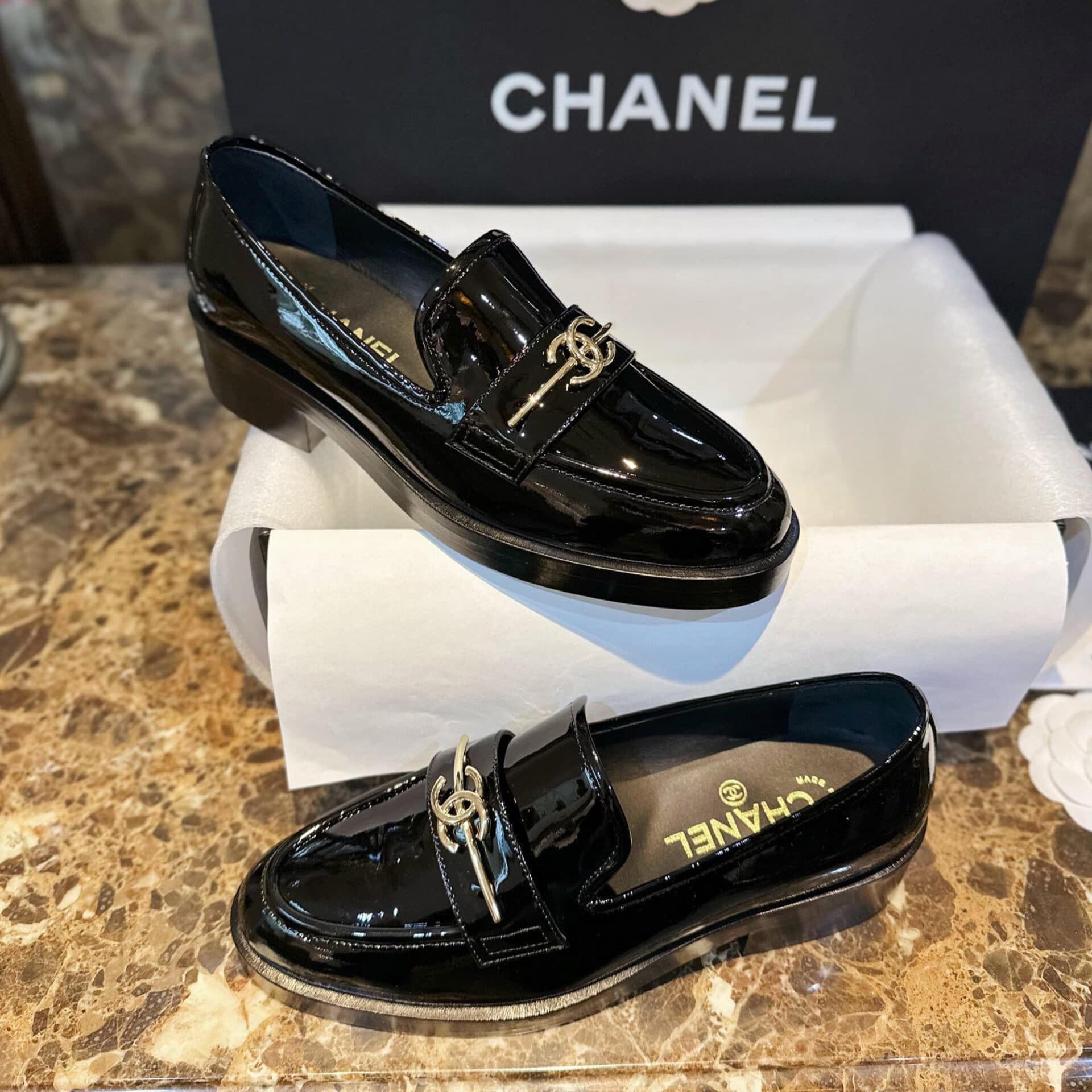 샤넬 24C 메탈 CC 로고 블랙 페이던트 로퍼 “35SIZE – 41SIZE”