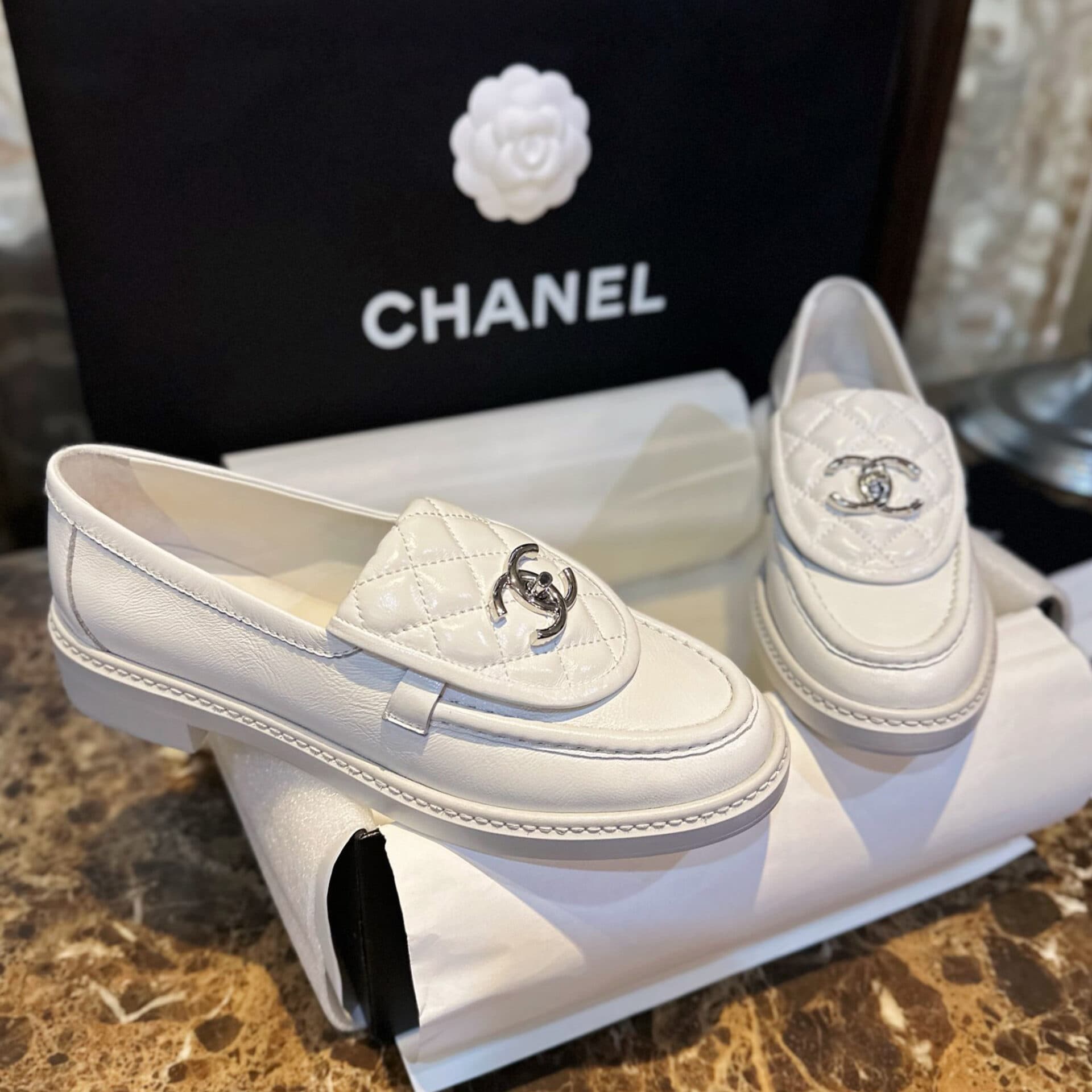 샤넬 24C 화이트 퀼팅 탭 CC로고 로퍼 “35SIZE – 41SIZE”